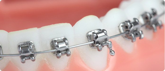 Niño con cepillo de dientes