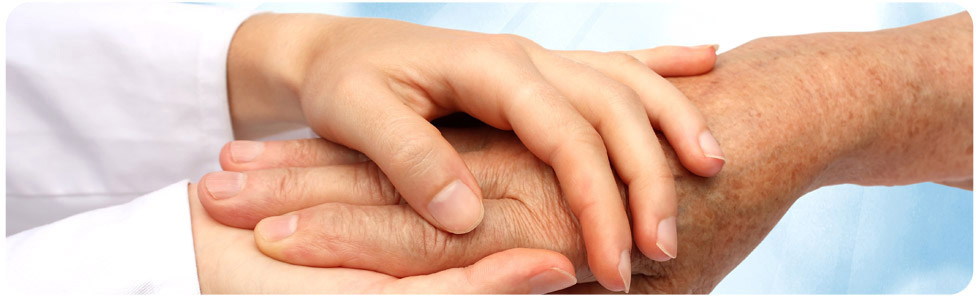 Medico y paciente dandose la mano